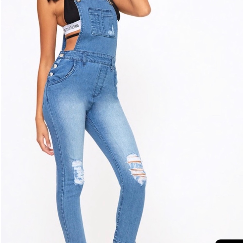 PrettyLittleThing - Distressed Jean Overalls